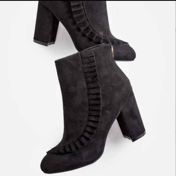 Booties Stacie, Black-Size 8.5-Faux suede ruffle boots. - Picture 3 of 9